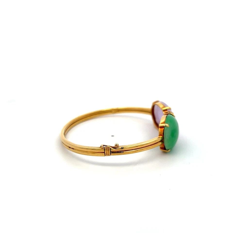 15–18MM OVAL JADE BANGLE BRACELET 0.26CT J SI DIAMONDS IN 18K YELLOW GOLD: 15–18MM OVAL JADE BANGLE BRACELET 0.26CT J SI DIAMONDS IN 18K YELLOW GOLD Title: This elegant vintage 18K yellow gold bangle bracelet features two impressive 15–18 mm oval jade cabochons, showcase