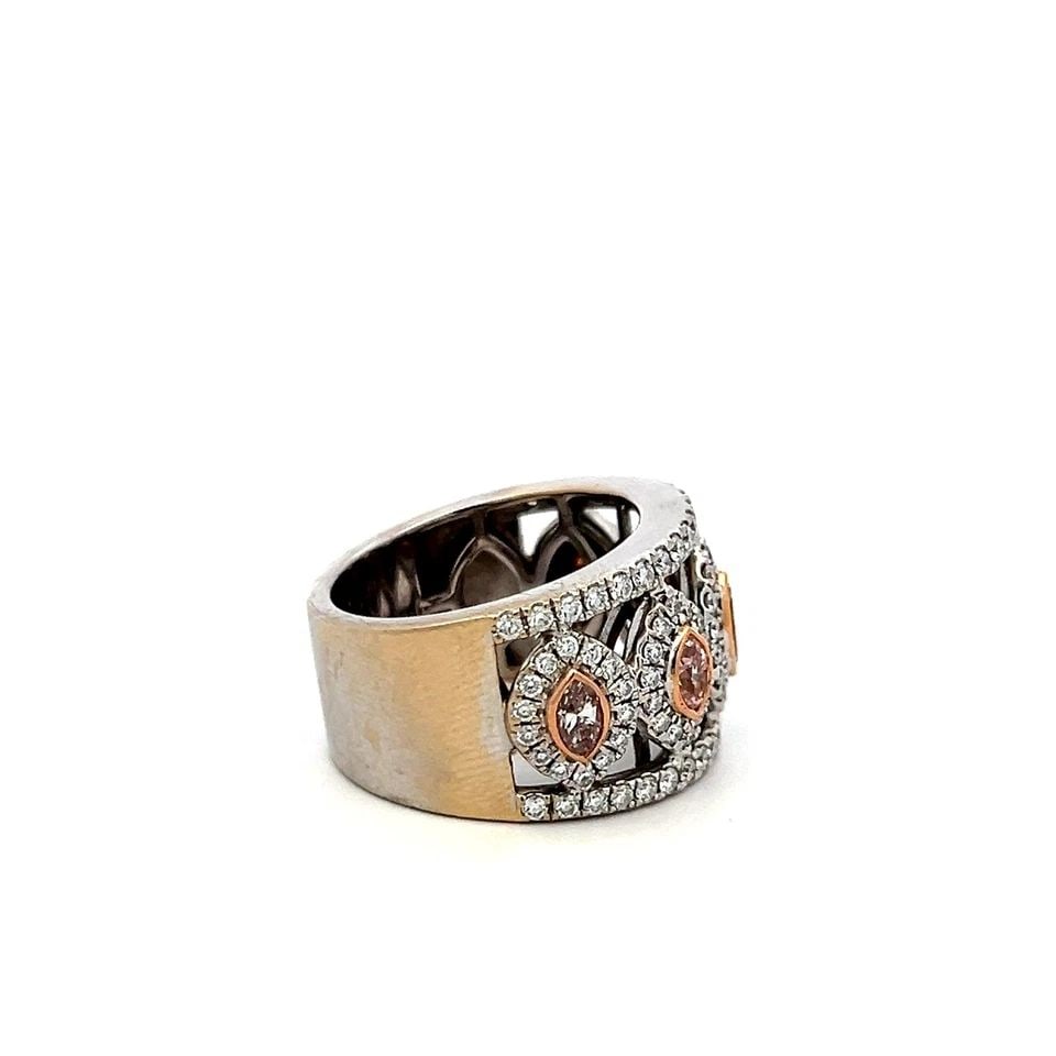 1.95CT DIAMOND BAND RING 18K TWO-TONE GOLD PINK MARQUISE & E VS VINTAGE: 1.95CT DIAMOND BAND RING 18K TWO-TONE GOLD PINK MARQUISE & E VS VINTAGE Title: This stunning vintage 18K two-tone gold band ring showcases a luxurious combination of faint pink marquise diamonds and b
