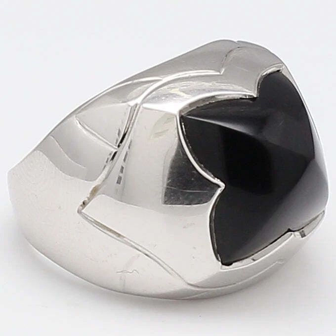 BVLGARI VINTAGE 15.60 GRAMS ONYX PYRAMID 18K WHITE GOLD COCKTAIL RING: BVLGARI VINTAGE 15.60 GRAMS ONYX PYRAMID 18K WHITE GOLD COCKTAIL RING Designer: BVLGARI Title: Bvlgari 18 Karat White Gold Cocktail Ring Style: Cocktail Metal: 18 Karat White Gold Size: 7 Dimension: 0