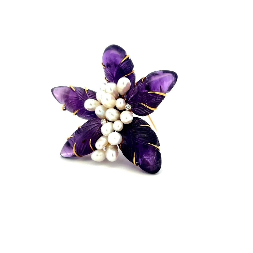 VINTAGE AMETHYST AND PEARL PIN BROOCH IN 18K GOLD WITH 0.06 CARAT H-VS DIAMONDS: VINTAGE AMETHYST AND PEARL PIN BROOCH IN 18K GOLD WITH 0.06 CARAT H-VS DIAMONDS Detailed Description: Embrace vintage charm with this 14K yellow gold bracelet, featuring delightful dog motifs and bone