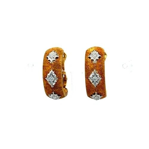0.18 CARAT H VS DIAMOND 18K YELLOW GOLD VINTAGE TEXTURED C-HOOP EARRINGS: 0.18 CARAT H VS DIAMOND 18K YELLOW GOLD VINTAGE TEXTURED C-HOOP EARRINGS Title: These elegant vintage and estate C-hoop earrings are crafted in rich 18 karat yellow gold and adorned with six sparkling