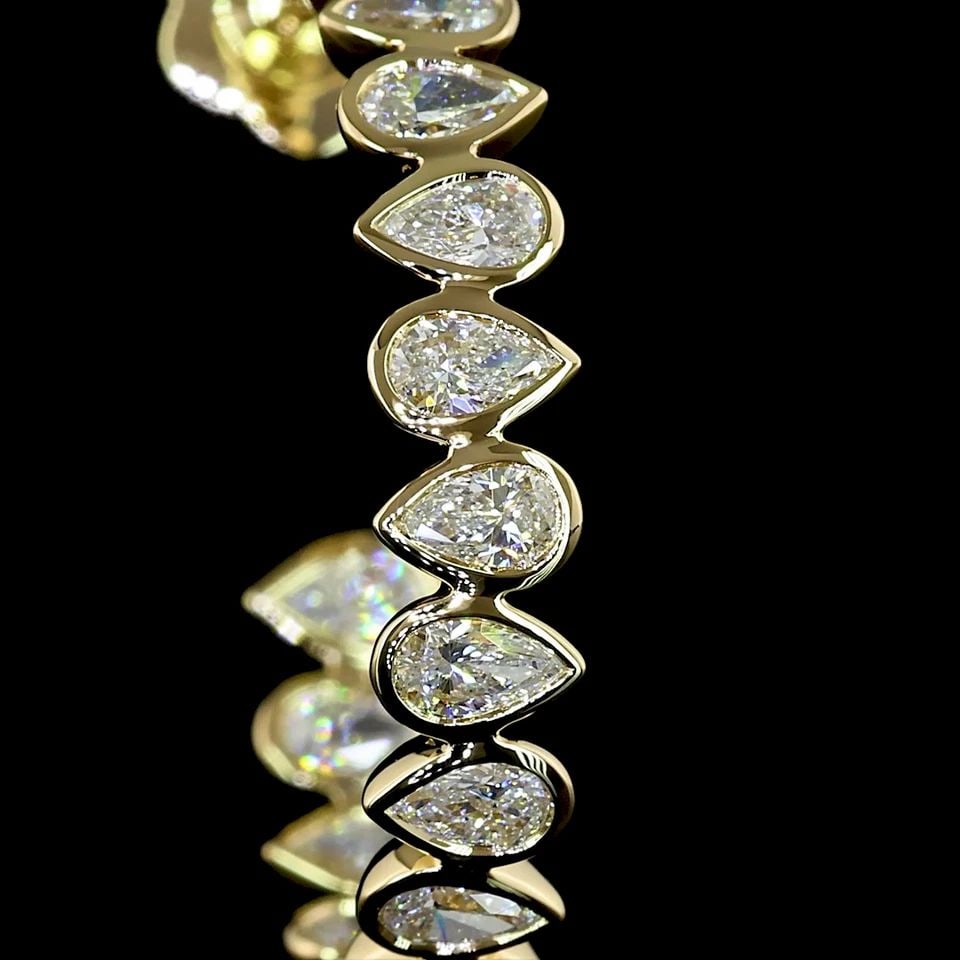 LAB-GROWN 2.75 CARAT PEAR E-F-VS1 DIAMOND 14K YELLOW GOLD C HOOPS EARRINGS: LAB-GROWN 2.75 CARAT PEAR E-F-VS1 DIAMOND 14K YELLOW GOLD C HOOPS EARRINGS Title: High-quality Brand-New Echo Friendly Elegant Lab-Grown 2.75 Carat Pear E-F-VS1 Diamond 14K Yellow Gold C Hoops Earring