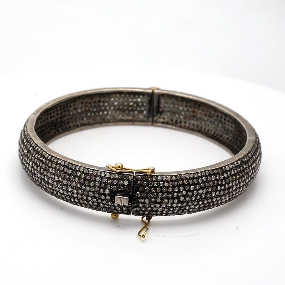 7.00 CARAT ROUND BRILLIANT U SI DIAMOND TWO TONE SILVER BANGLE BRACELET: 7.00 CARAT ROUND BRILLIANT U SI DIAMOND TWO TONE SILVER BANGLE BRACELET PRODUCT DESCRIPTION Title: 7.00 Carat Round Brilliant U SI Diamond Two Tone Silver Bangle Bracelet Style: Bangle Metal: Two Tone