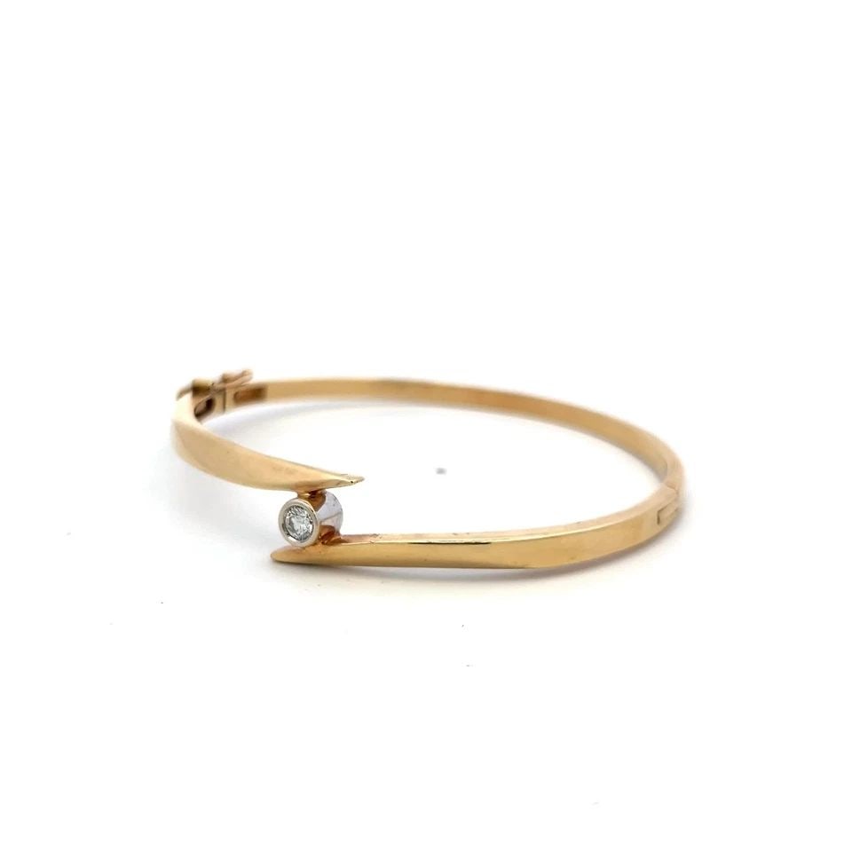 0.15 CARAT DIAMOND 14K YELLOW GOLD MINIMALIST VINTAGE BANGLE BRACELET: 0.15 CARAT DIAMOND 14K YELLOW GOLD MINIMALIST VINTAGE BANGLE BRACELET Title: This elegant vintage and estate bangle bracelet is crafted in rich 14 karat yellow gold, showcasing a refined minimalist de