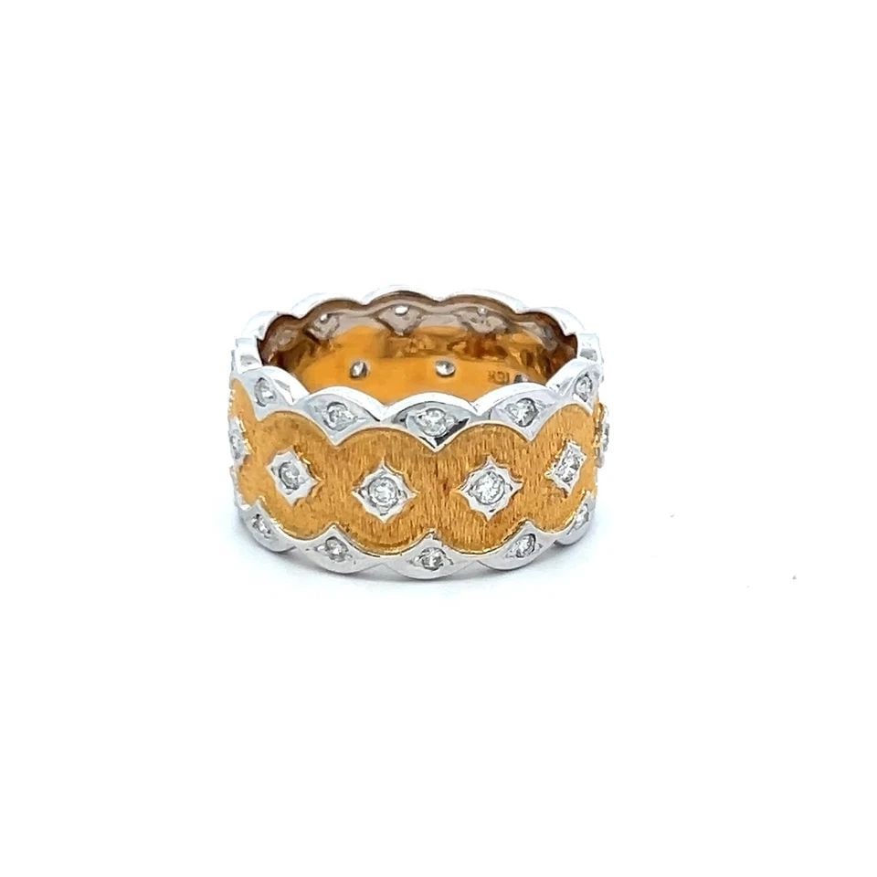 0.72 CARAT G VS DIAMOND 18K TWO-TONE GOLD WIDE VINTAGE BAND RING: 0.72 CARAT G VS DIAMOND 18K TWO-TONE GOLD WIDE VINTAGE BAND RING Title: This vintage 18K two-tone gold band showcases a beautifully textured yellow-gold center framed by scalloped white-gold edges, cr