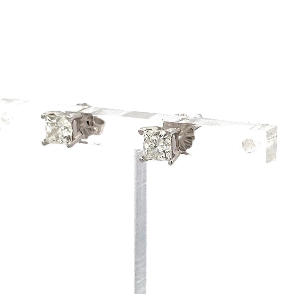 1.04 CARAT PRINCESS CUT F VS1 DIAMOND 14K WHITE GOLD STUD EARRINGS: 1.04 CARAT PRINCESS CUT F VS1 DIAMOND 14K WHITE GOLD STUD EARRINGS 1.04 Carat Princess Cut F VS1 Diamond 14 Karat White Gold Stud Earrings 14k Details Department Unisex Adults Main Stone Diamond Metal
