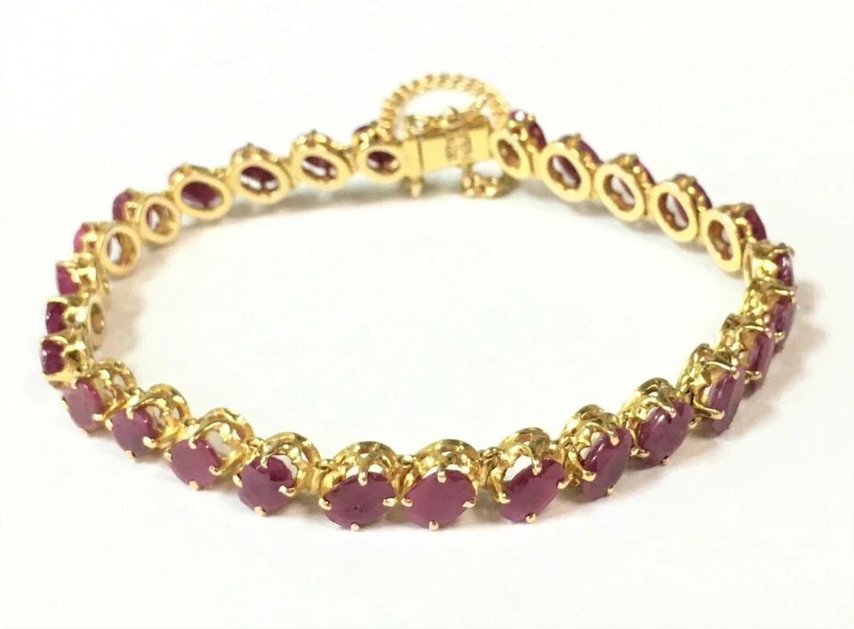 WOMAN'S 18K YELLOW GOLD BRACELET WITH 13CTS NATURAL RUBY ( 7 INCHES ) 13G: WOMAN'S 18K YELLOW GOLD BRACELET WITH NATURAL RUBY (7 INCHES) Woman's 18k Yellow Gold Bracelet with Natural Ruby You are bidding on a pre-owned Woman's 18k Yellow Gold Bracelet with natural Ruby. The 