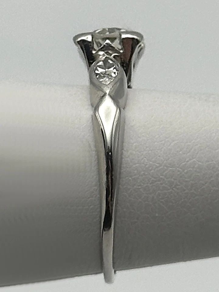 ANTIQUE PLATINUM RING WITH 1.30CTS OF DIAMONDS, 1CT VS CENTER ( SIZE: 5.5 ) 3.5G: ANTIQUE PLATINUM RING WITH 1.30CTS OF DIAMONDS (1CT VS CENTER) SIZE: 5.5 Antique Platinum Ring with 1.30cts of Diamonds Condition: Antique, Used Material: 900 Platinum Ring Size: 5.5 Weight: 3.5 grams