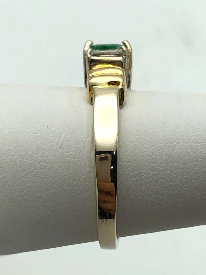 14K TWO TONE WHITE/YELLOW GOLD RING WITH NATURAL EMERALD AND 0.30CTS DIAMONDS: 14K TWO TONE WHITE/YELLOW GOLD RING WITH NATURAL EMERALD AND 0.30CTS DIAMONDS 14k two tone white/yellow Gold Ring with Natural Emerald and 0.30cts Diamonds Condition: Used, has been cleaned Material: 
