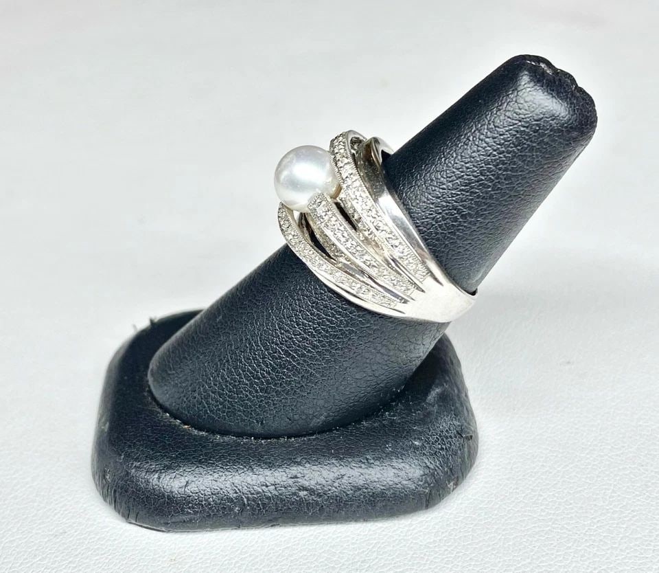 WOMEN'S 14K WHITE GOLD RING WITH 7MM PEARL AND DIAMONDS (SIZE 7) 6.7 GRAMS: WOMEN'S 14K WHITE GOLD RING WITH 7MM PEARL AND DIAMONDS (SIZE 7) Women's 14k White Gold Ring with 7mm Pearl and Diamonds (Size 7) You are bidding on a pre-owned Women's 14k White Gold Ring with 7mm Pe
