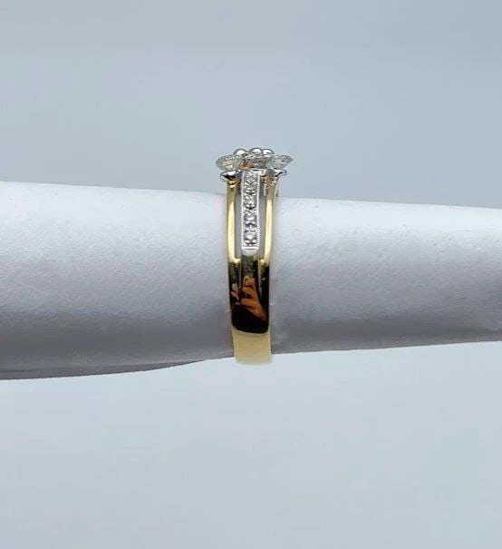18K YELLOW GOLD FLOWER SHAPED 0.68CTW DIAMOND HEAD RING ( SIZE: 7.75 ) 4G: 18K YELLOW GOLD FLOWER SHAPED 0.68CTW DIAMOND HEAD RING ( SIZE: 7.75 ) 18k Yellow Gold Flower Shaped 0.68ctw Diamond Head Ring You are bidding on a 18k Yellow Gold Flower Shaped 0.68ctw Diamond Head R