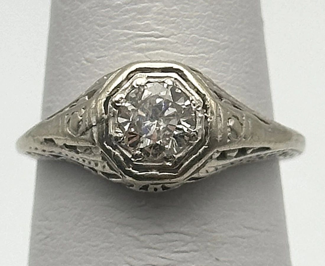 10K YELLOW GOLD RING ROUND UPPER HEAD WITH 0.90CTW DIAMONDS (SIZE 6.5) 4.6 GRAMS: NEW 10K YELLOW GOLD RING WITH DIAMONDS NEW 10k Yellow Gold Ring with Diamonds You are bidding on a NEW with defects 10k Yellow Gold Ring with Diamonds. The ring has minor scuffs and scratches from bei