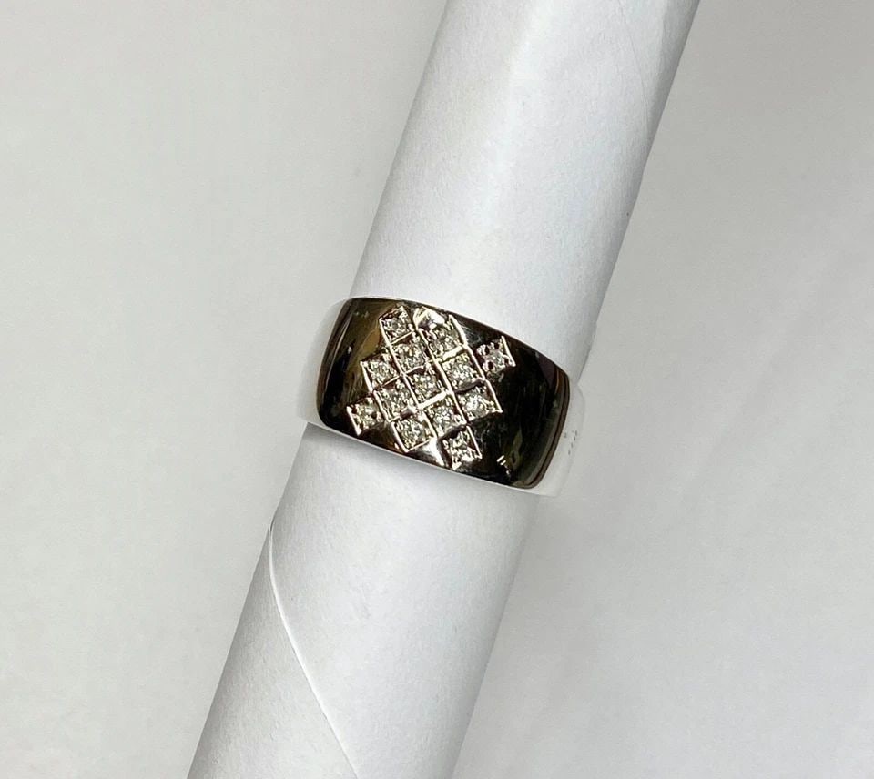 NEW 14K WHITE GOLD RING/BAND WITH 0.15CTW NATURAL DIAMONDS (SIZE 6.75) 5.2 GRAM: WOMEN'S 14K WHITE GOLD RING WITH 0.15CT DIAMONDS (SIZE 6.75) Women's 14k White Gold Ring with 0.15CT Diamonds (Size 6.75) You are bidding on a new with defects Women's 14k White Gold Ring with Diamond