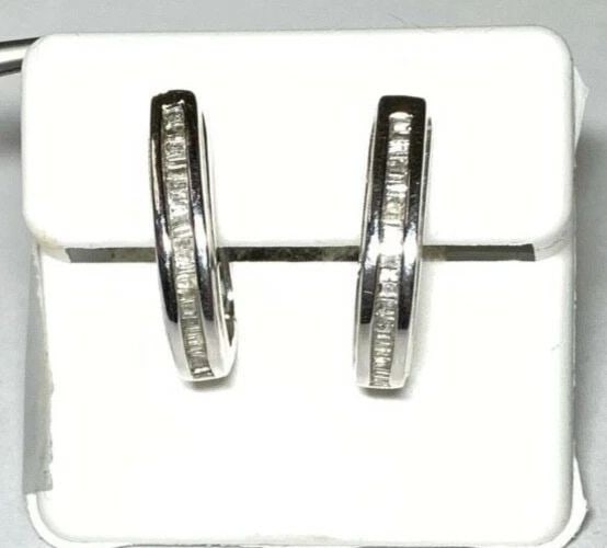 10K WHITE GOLD OVAL HOOPED EARRINGS WITH 0.50CTS OF BAGUETTE DIAMONDS 5.1G: 10K WHITE GOLD EARRINGS WITH 0.50CTS BAGUETTE DIAMONDS 10k White Gold Earrings with 0.50CTS Baguette Diamonds You are bidding on a new with tags. The earrings have minor scuffs and scratches from bein