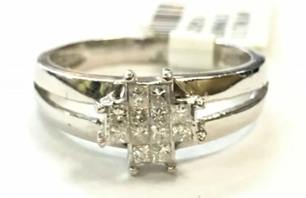 14K WHITE GOLD RING WITH 0.27CTS OF DIAMONDS IN A CROSS STYLE SIZE: 6.5 3G: 14K WHITE GOLD RING WITH DIAMONDS CROSS STYLE (SIZE: 6.5) 14k White Gold Ring with Diamonds Cross Style You are bidding on a 14k White Gold Ring with Diamonds Cross Style. The Ring is brand new with o