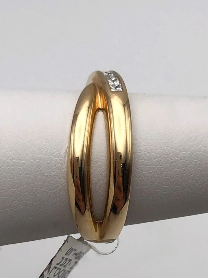 NEW 14K X STYLE RING WITH 0.25CTW PRINCESS CUT DIAMONDS (SIZE 7) 4 GRAMS: 14k X style Ring set with 0.25cts of Diamonds Condition: New with original tag, has been moved around in inventory Material: 14k Yellow Gold Ring Size: 7 Weight: 4 grams Top Width: 7.2mm Bottom Width: