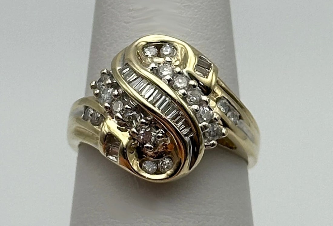 10K GOLD COCKTAIL RING WITH 0.55CTW NATURAL DIAMONDS (SIZE 7.25) 4.8 GRAM: 10k Gold S shaped Cocktail Ring with 0.55cts of Diamonds Condition: Used Material: 10kYellow Gold Ring Size: 7.25 Weight: 4.8 grams Top Width: 15mm Bottom Width: 1.9mm Stone Info: Round brilliant and 