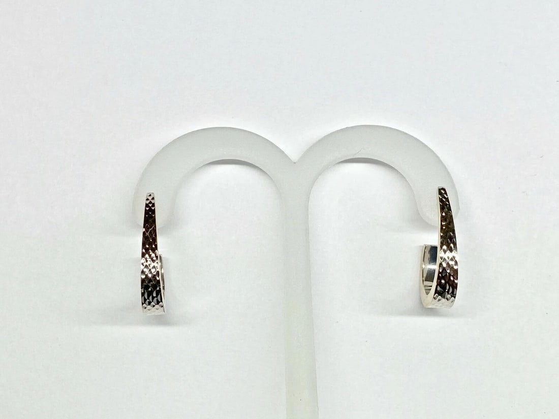 14K WHITE GOLD CURVED HOOK / HOOP STYLE EARRINGS PUSH BACKS 3.8G: WOMEN'S 14K WHITE GOLD EARRINGS Women's 14k White Gold Earrings You are bidding on a pre-owned Women's 14k White Gold Earrings. The earrings have minor scuffs and scratches from normal wear and tear, 