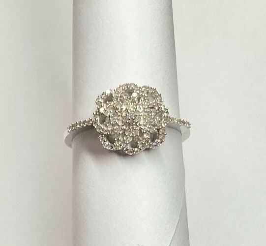 NEW 14K WHITE GOLD FLORAL RING WITH 0.32CTW DIAMONDS (SIZE 6.25) 2.6 GRAM: WOMEN'S 14K WHITE GOLD RING WITH 0.32CT DIAMONDS (SIZE 6.25) Women's 14K White Gold Ring with 0.32CT Diamonds (Size 6.25) You are bidding on a new with defects Women's 14K White Gold Ring with Diamond