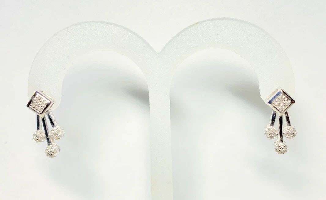 14K WHITE GOLD DANGLE STYLE EARRINGS WITH 0.25CTS OF DIAMONDS 2.7 GRAMS: WOMEN'S 14K WHITE GOLD EARRINGS WITH 0.25CTS DIAMONDS Women's 14k White Gold Earrings with 0.25CTS Diamonds You are bidding on a pre-owned Women's 14k White Gold Earrings with 0.25CTS Diamonds. The ea
