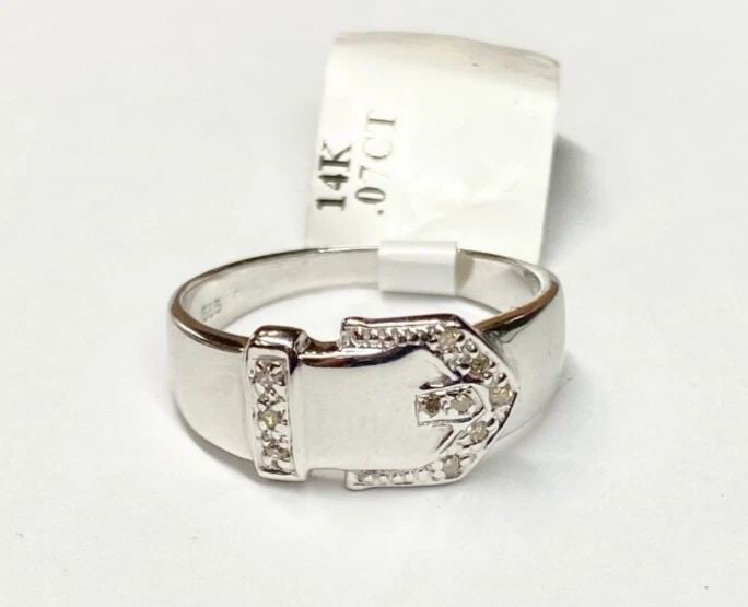 NEW WOMEN'S 14K WHITE GOLD BELT RING WITH 0.07CT DIAMONDS (SIZE 6.5) 3 GRAMS: WOMEN'S 14K WHITE GOLD RING BELT STYLE WITH 0.07CT DIAMONDS (SIZE 6.5) Women's 14k White Gold Ring Belt Style with 0.07ct Diamonds (Size 6.5) You are bidding on a new with defects Women's 14k White Go