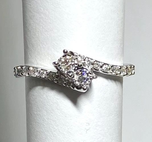 14K WHITE GOLD OVERLAPPING RING WITH 0.33CTS OF DIAMONDS ( SIZE: 7.25 ) 2.2G: WOMEN'S 14K WHITE GOLD 2 STONE RING WITH 0.33CT DIAMONDS (SIZE 7.25) Women's 14k White Gold 2 Stone Ring with 0.33CT Diamonds (Size 7.25) You are bidding on a new with tags Women's 14k White Gold 2 St