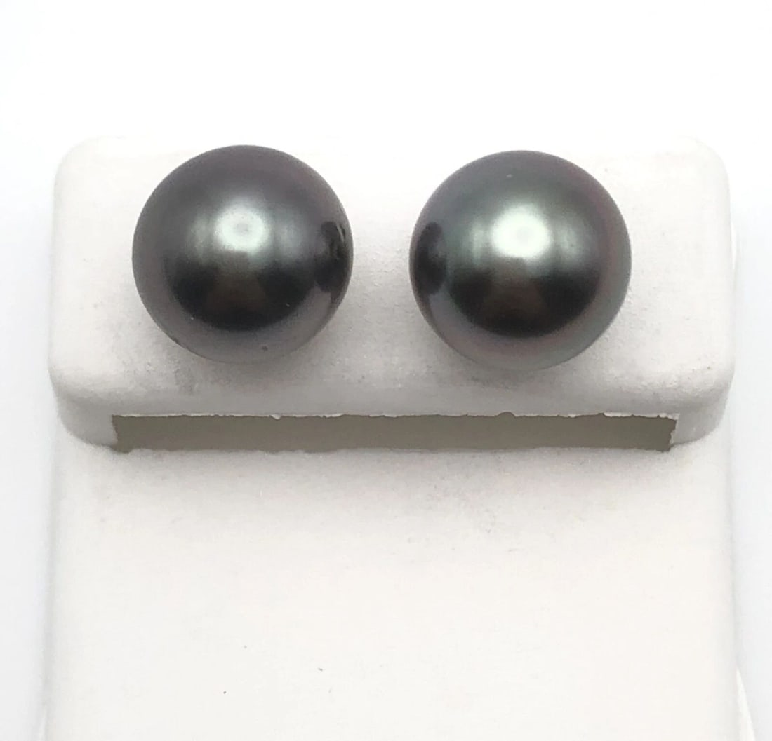 14K YELLOW GOLD 10.7MM TAHITIAN PEARL EARRINGS 4.3 GRAMS: 14K YELLOW GOLD TAHITIAN PEARL EARRINGS 4.3 GRAMS 14k Yellow Gold Tahitian Pearl Earrings Condition: Used, have been cleaned, Pearls have marks dents and scratches on them PLEASE LOOK AT PHOTOS Materi