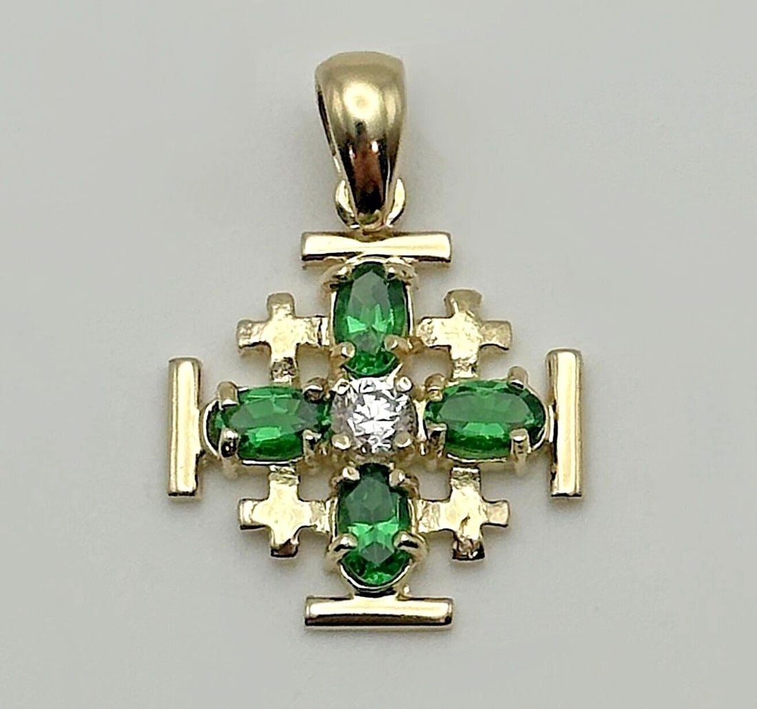 14K YELLOW GOLD JERUSALEM CROSS PENDANT, GREEN AND WHITE CUBIC ZIRCONIA 2.5G: 14k Yellow Gold Jerusalem Cross Pendant, Green and White Cubic Zirconia Condition: Used, has been cleaned Material: 14k Yellow Gold Pendant Size: 17mm x 17mm in size, with a 9mm long bail Total Weight