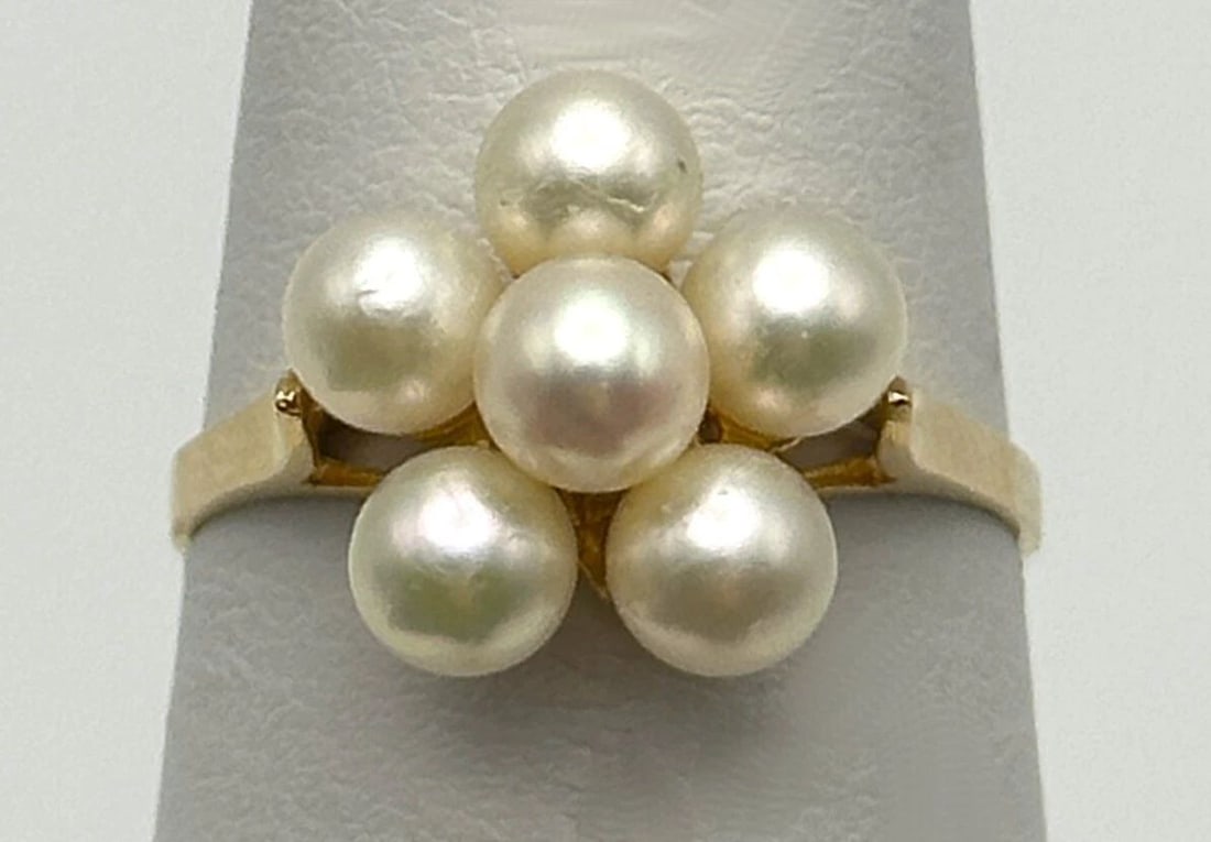 14K GOLD RING SET WITH SIX CULTURED PEARLS ( SIZE: 8 ) 2.4 GRAMS: 14K GOLD RING SET WITH SIX CULTURED PEARLS SIZE: 8 2.4 GRAMS 14k Gold Ring set with Six Cultured Pearls Condition: Used, has been fully checked and inspected by our in house Jewelers Material: 14k Yel
