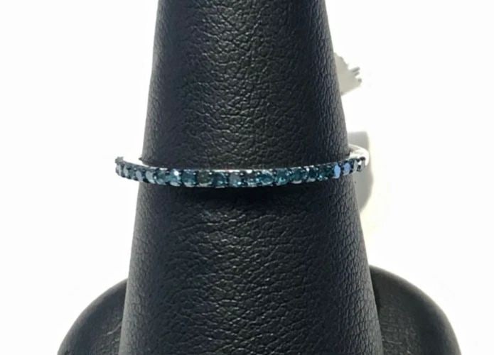 10K WHITE GOLD ELEGANT THIN RING / BAND, ROW OF BLUE DIAMONDS ( SIZE: 7 ) 1G: WOMEN'S 10K WHITE GOLD BAND WITH BLUE DIAMONDS NEW Women's 10K White Gold Band with Blue Diamonds NEW You are bidding on a new with defects Women's 10k White Gold Band with Blue Diamonds. The ring has