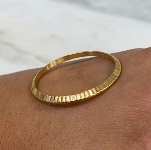 ORIGINAL ROLEX 36 MM FLUTED BEZEL 18KT YELLOW GOLD: ORIGINAL ROLEX 36 MM FLUTED BEZEL 18KT YELLOW GOLD Enhance the beauty of your Rolex with this exquisite 18kt yellow gold fluted bezel Crafted to perfection, this bezel is an original Rolex accessory t