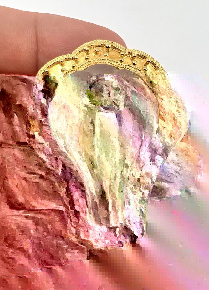 ANTIQUE EUROPEAN 21K YELLOW GOLD CARVED FROSTED ROCK CRYSTAL QUARTZ FUR BROOCH: ANTIQUE EUROPEAN 21K YELLOW GOLD CARVED FROSTED ROCK CRYSTAL QUARTZ FUR BROOCH Antique European 21k Yellow Gold Carved Frosted Rock Crystal Quartz Fur Brooch Size: Over 2" Tall With Pins by 1 1/2" Wid