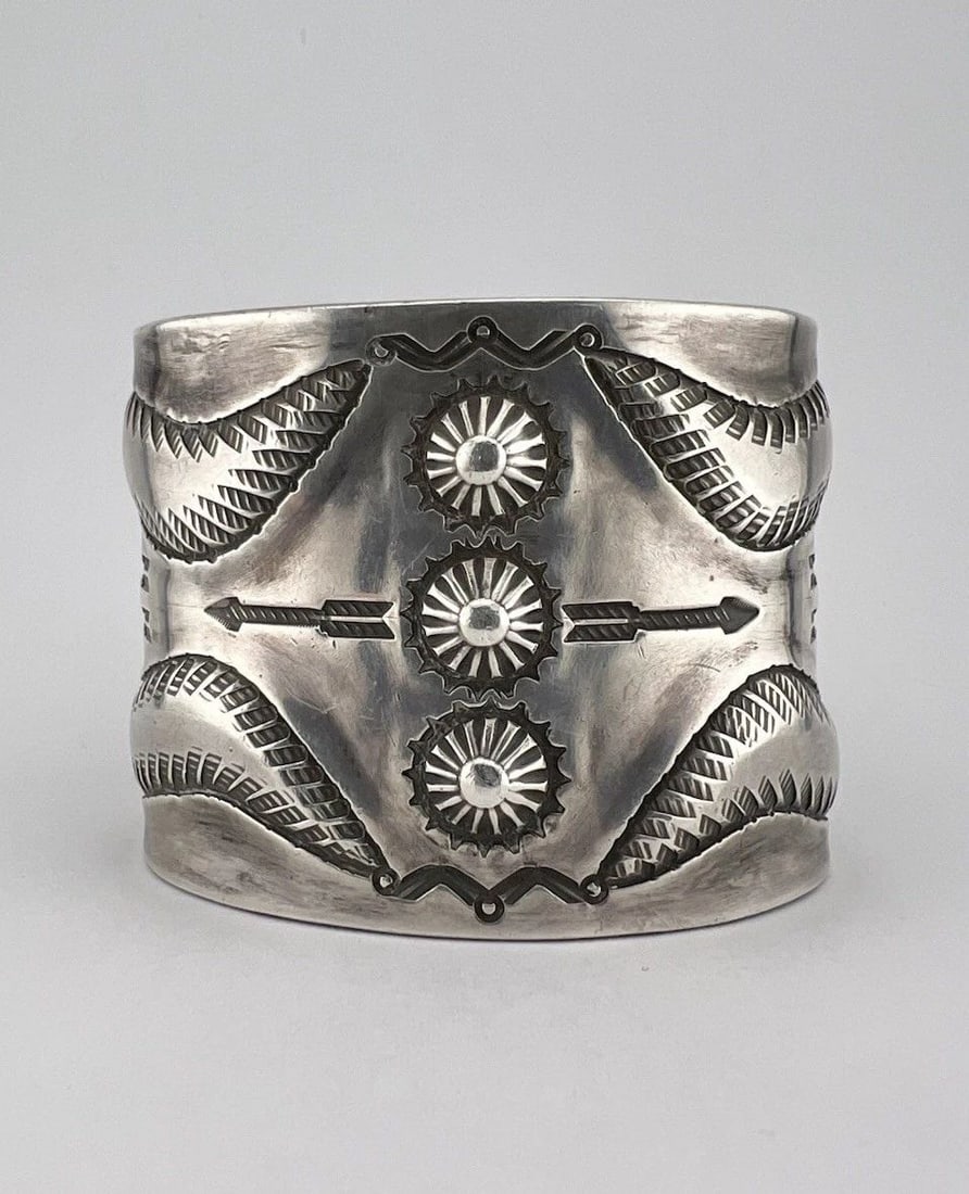 RARE 1920S EARLY NAVAJO INGOT COIN SILVER REPOUSSE STAMPED CUFF BRACELET 157.6G (1 of 2)