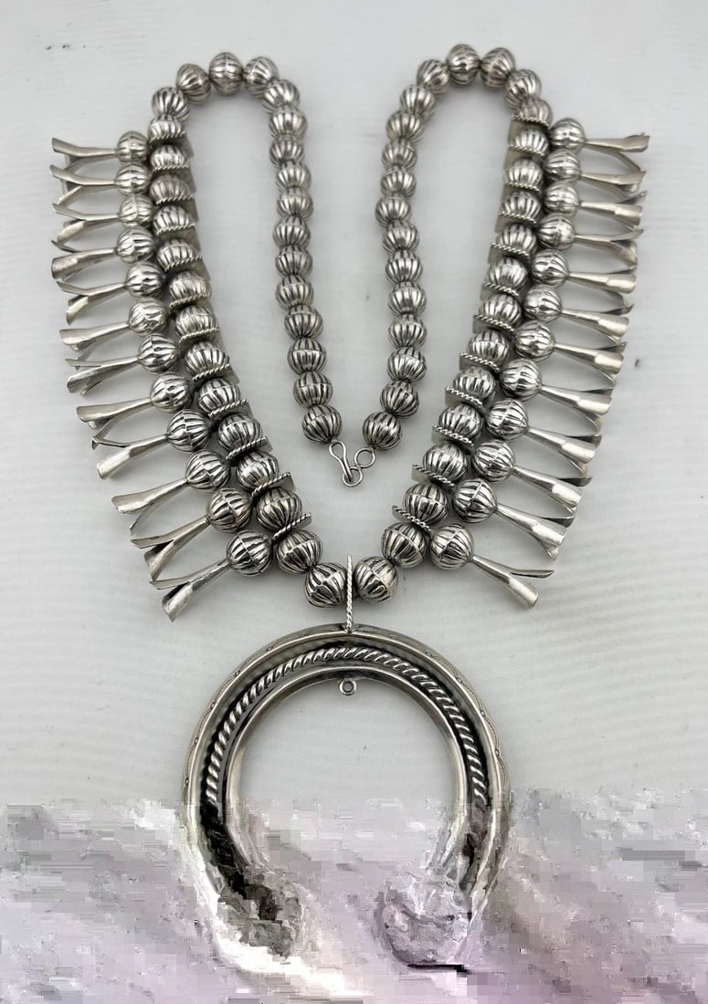 VTG NAVAJO STERLING SILVER FLUTED TOOLED BEAD SQUASH BLOSSOM NECKLACE 281.7G: VTG NAVAJO STERLING SILVER FLUTED TOOLED BEAD SQUASH BLOSSOM NECKLACE 281.7G Vtg NAVAJO Sterling Silver Fluted Tooled Bead Squash Blossom Necklace 281.7g This Amazing necklace features Handmade Over 1