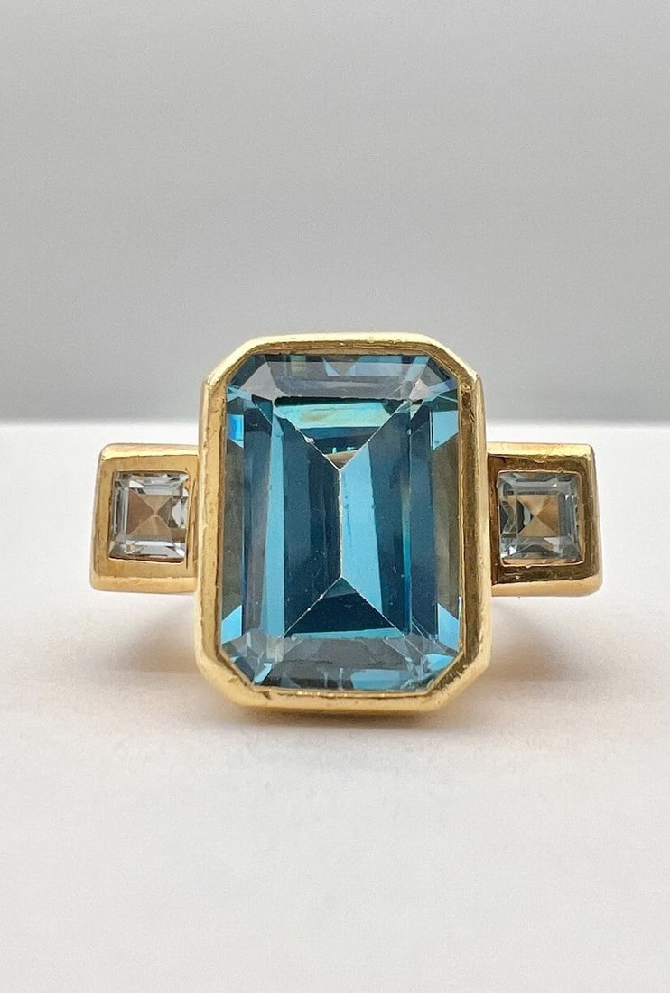 DESIGNER 18K YELLOW GOLD EMERALD CUT BLUE TOPAZ CHUNKY RING 14G: DESIGNER 18K YELLOW GOLD EMERALD CUT BLUE TOPAZ CHUNKY RING 14G Designer 18K Yellow Gold Emerald Cut Blue Topaz Chunky Ring 14g Size: 6.25 - Can Be Sized Without Damaging Weight is 14.0 Grams on My Sc