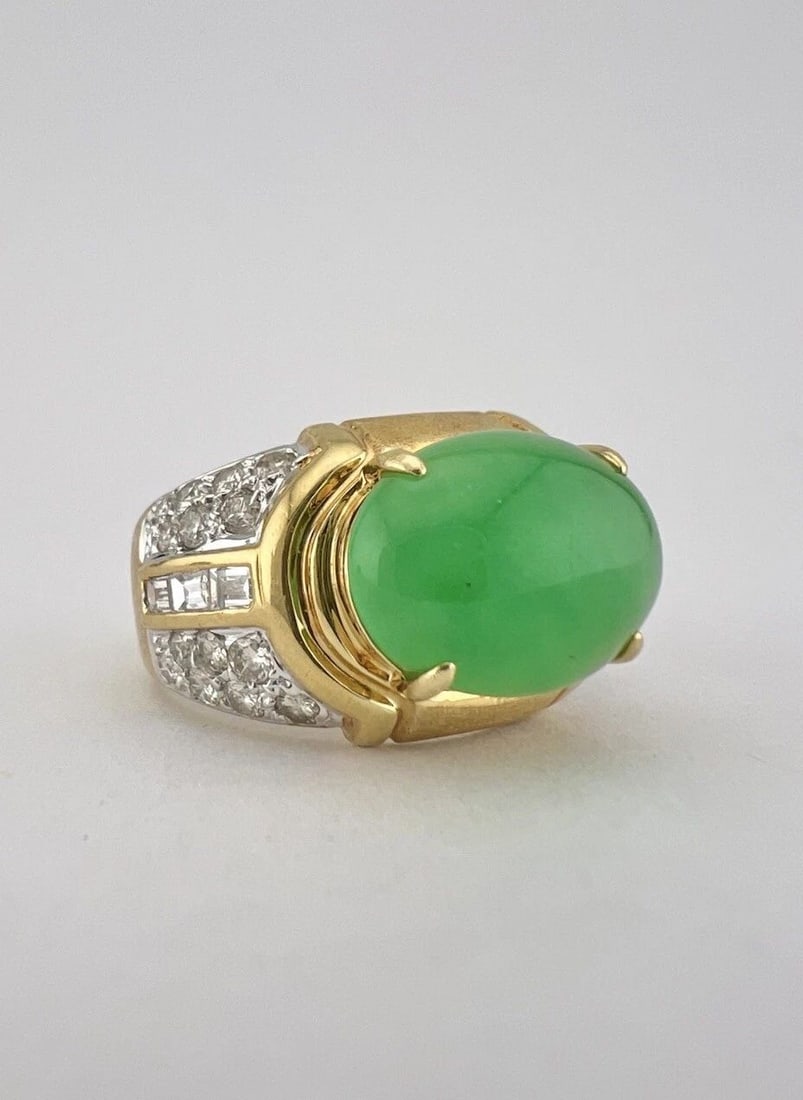 ANTIQUE 18K YELLOW GOLD CABOCHON APPLE GREEN JADE & .85CT DIAMOND RING 11G: ANTIQUE 18K YELLOW GOLD CABOCHON APPLE GREEN JADE & .85CT DIAMOND RING 11G Antique 18k Yellow Gold Cabochon Apple Green Jade & .85ct Diamond Ring 11g Ring Size: 5.75 - Can Be Resized Metal: 18k Yellow