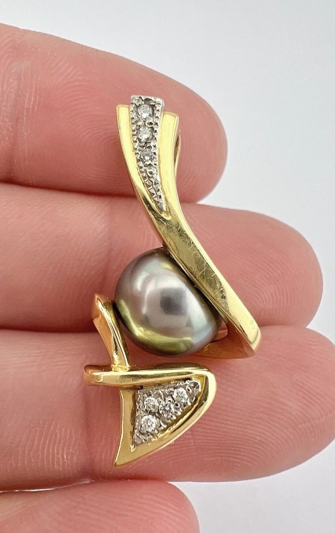DESIGNER 18K YELLOW GOLD NATURAL 10MM TAHITIAN PEARL & DIAMOND FREE FORM PENDANT: DESIGNER 18K YELLOW GOLD NATURAL 10MM TAHITIAN PEARL & DIAMOND FREE FORM PENDANT Designer 18k Yellow Gold Natural 10mm Tahitian Pearl & Diamond Free Form Pendant Size: 1 1/4" Tall by 58" Wide Metal: 1