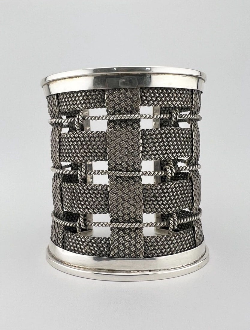 JOHN HARDY STERLING SILVER WOVEN DESIGN 3.25" WIDE BANGLE CUFF BRACELET 153.5G: JOHN HARDY STERLING SILVER WOVEN DESIGN 3.25" WIDE BANGLE CUFF BRACELET 153.5G RARE John Hardy Sterling Silver Woven Design 3.25" WIDE Bangle Cuff Bracelet 153.5g Size: 5 3/4" Tip To Tip & Has A 1 1/4