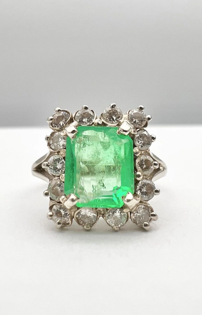 FINE 14K WHITE GOLD NATURAL 2.00CT COLUMBIAN EMERALD & .42CT DIAMOND HALLO RING: FINE 14K WHITE GOLD NATURAL 2.00CT COLUMBIAN EMERALD & .42CT DIAMOND HALLO RING Fine 14k White Gold Natural 2.00ct Columbian Emerald & .42ct Diamond Hallo Ring Size: 6.5- Can be Resized With Out Damag