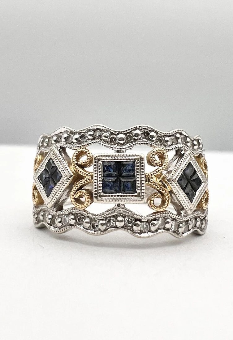 DESIGNER 18K WHITE YELLOW GOLD PRINCESS CUT SAPPHIRE & DIAMOND FILIGREE RING: DESIGNER 18K WHITE YELLOW GOLD PRINCESS CUT SAPPHIRE & DIAMOND FILIGREE RING Designer 18k White Yellow Gold Princess Cut Sapphire & Diamond Filigree Ring Size: 7.25 - Can be Resized Weight is 6.6 Gram