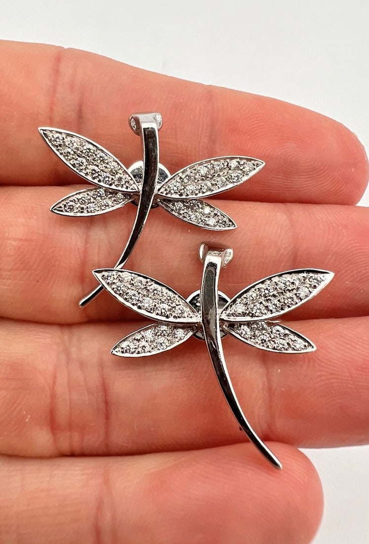 DESIGNER 18K WHITE GOLD & VS .64CT DIAMOND DRAGONFLY POST EARRINGS 9.2G: DESIGNER 18K WHITE GOLD & VS .64CT DIAMOND DRAGONFLY POST EARRINGS 9.2G Designer 18k White Gold & Vs .64ct Diamond Dragonfly Post Earrings 9.2g Size: 1" Tall by 1 1/8" Wide metal: Hallmarked 18k Gold 