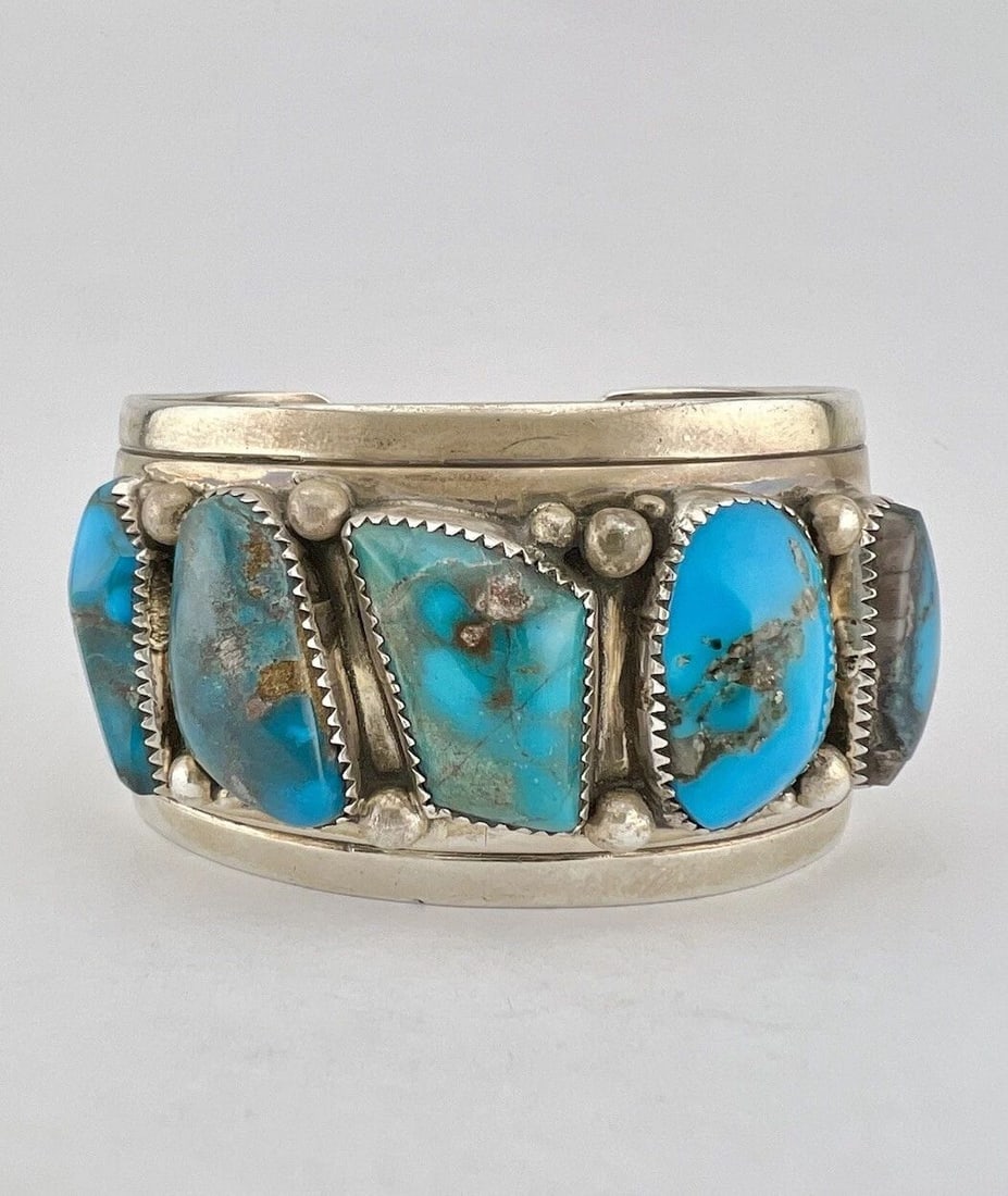 VINTAGE NAVAJO BISBEE TURQUOISE STERLING SILVER STAMPED WIDE CUFF BRACELET 109G: VINTAGE NAVAJO BISBEE TURQUOISE STERLING SILVER STAMPED WIDE CUFF BRACELET 109G Vtg Navajo Bisbee Turquoise Sterling Silver Stamped Wide Cuff Bracelet 109g Cuff is 5 1/2" tip to Tip and has an About 1