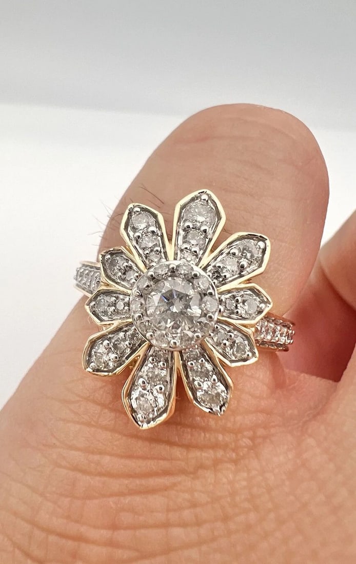 DESIGNER NDI 14K YELLOW GOLD & 1.10TCW ROUND DIAMOND FLOWER DESIGN RING (1 of 2)