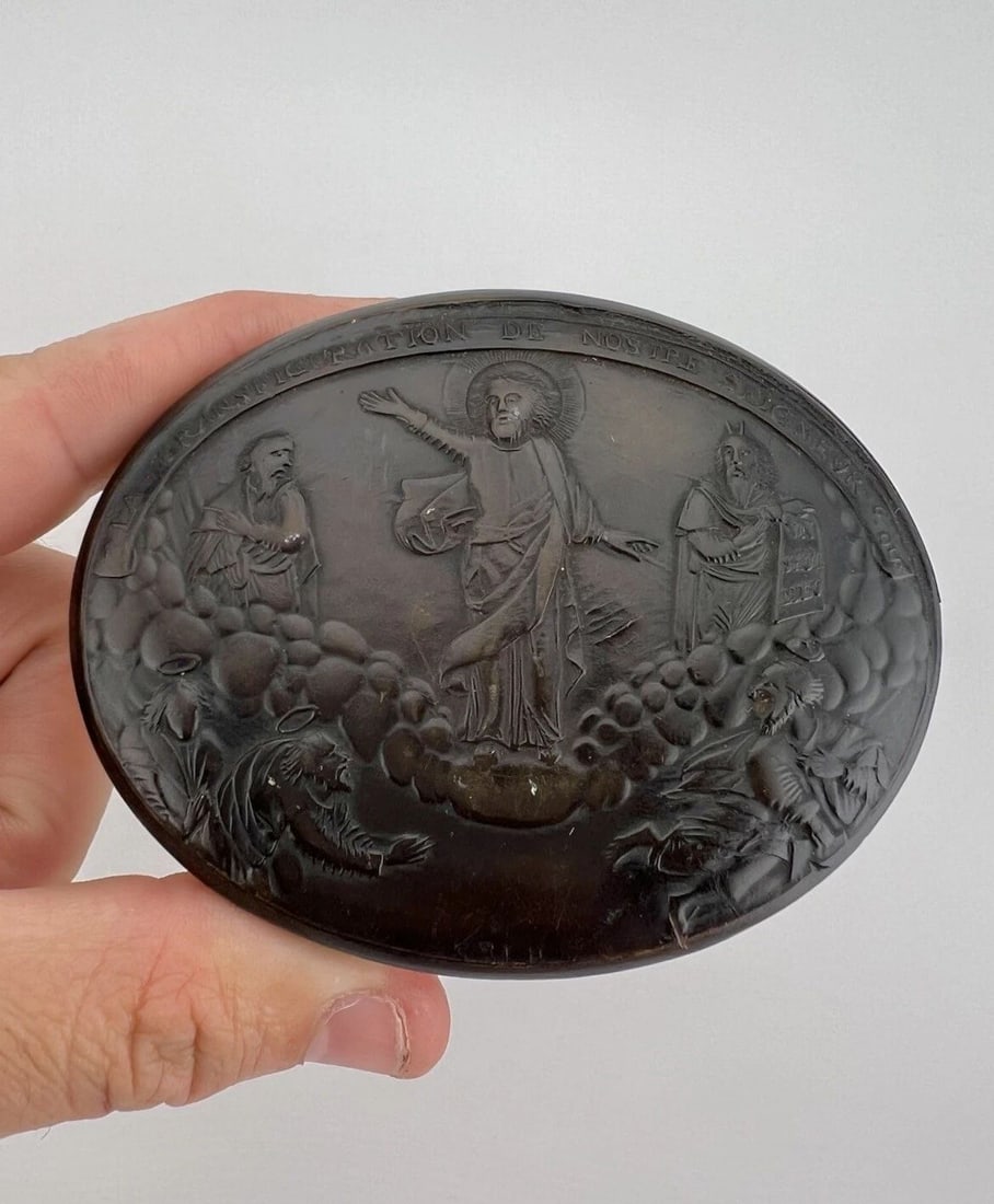 RARE 18TH CENTURY CARVED RELIQUARY PAPEROLLE RELIGIOUS RELIC FRENCH TRAVEL BOX: RARE 18TH CENTURY CARVED RELIQUARY PAPEROLLE RELIGIOUS RELIC FRENCH TRAVEL BOX RARE 18th Century Carved Reliquary Paperolle Religious Relic French Travel Box Size: 3 5/8" Wide By 2 7/8" Tall & 1" Tall