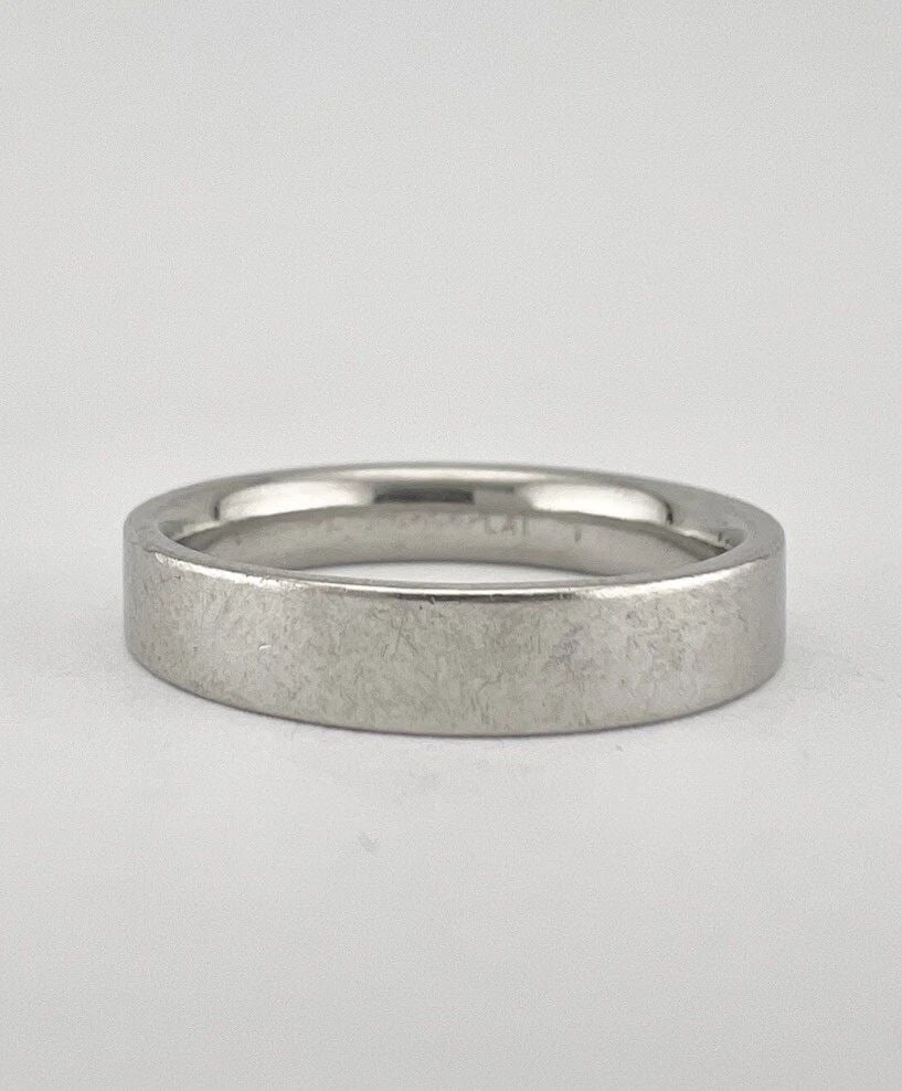 DESIGNER BENCHMARK PLATINUM SQUARED COMFORT FIT MEN'S 4MM WEDDING BAND RING SZ 8 (1 of 2)