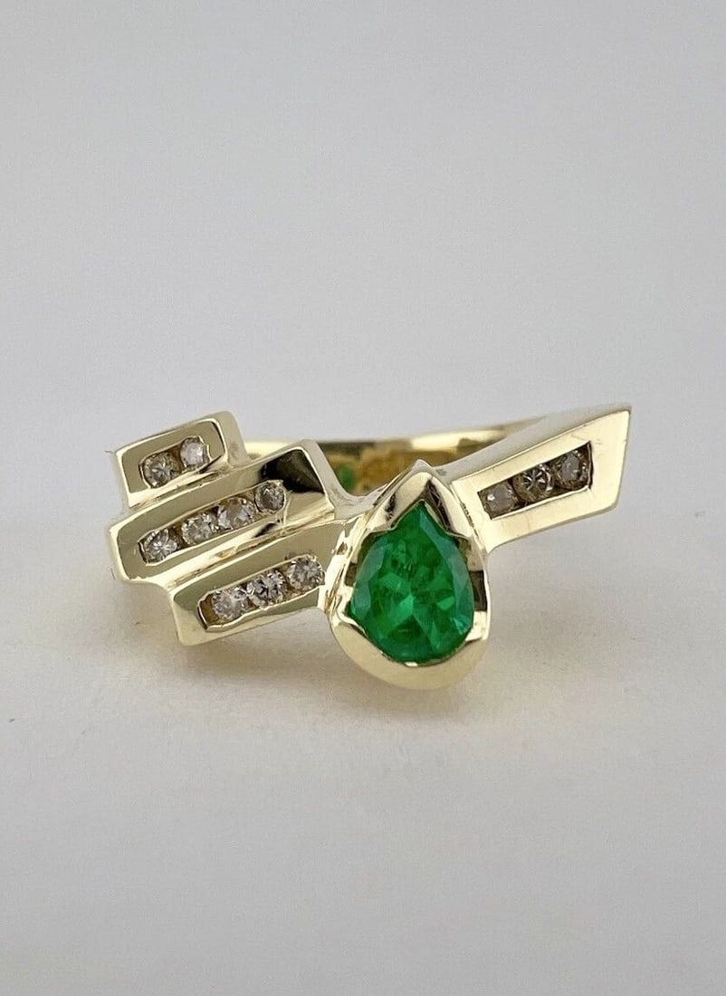 LEVIAN 14K YELLOW GOLD PEAR EMERALD & DIAMOND HALO RING: LEVIAN 14K YELLOW GOLD PEAR EMERALD & DIAMOND HALO RING LeVian 14K Yellow Gold Pear Emerald & Diamond Halo Ring Size: 7 - Can Be Sized Without Damaging Weight is 7.6 Grams on My Scale Metal: 14k Yello