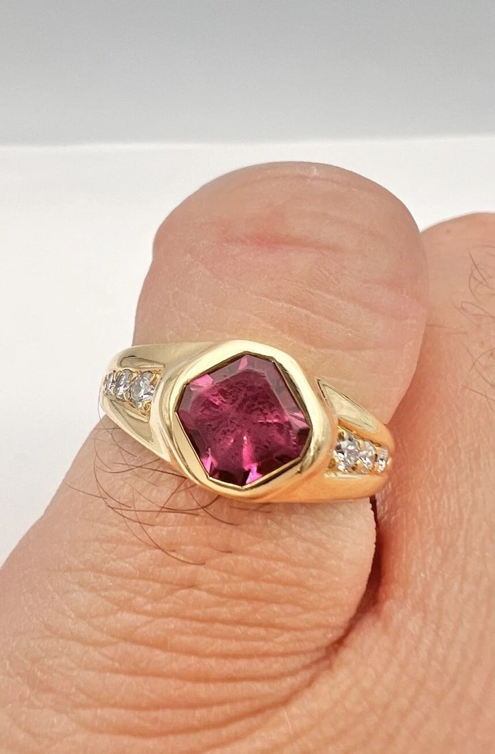 DESIGNER 18K YELLOW GOLD NATURAL RUBELLITE TOURMALINE & DIAMOND RING: DESIGNER 18K YELLOW GOLD NATURAL RUBELLITE TOURMALINE & DIAMOND RING Designer 18k Yellow Gold Natural Rubellite Tourmaline & Diamond Ring Size: 6 - Can Be Resized Metal: 18k (750) Yellow Gold Weight i