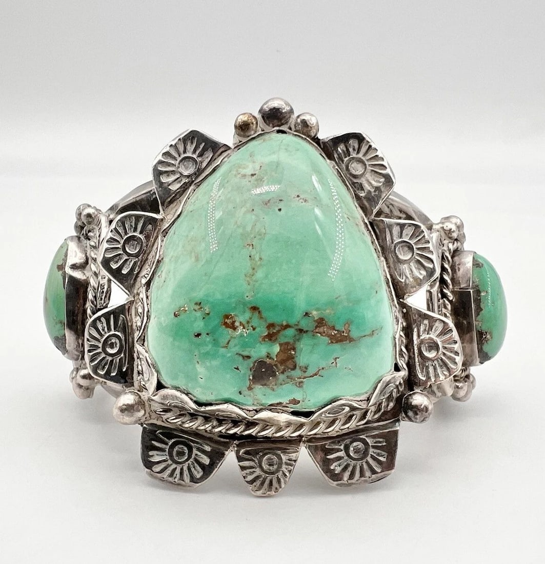 VTG APACHE STERLING SILVER CARICO LAKE TURQUOISE CARINATED CUFF BRACELET 133.1G: VTG APACHE STERLING SILVER CARICO LAKE TURQUOISE CARINATED CUFF BRACELET 133.1G Vtg Navajo Sterling Silver Carico Lake Turquoise Carinated Cuff Bracelet 133.1g Cuff is 5" tip to Tip and has a Over 1 1