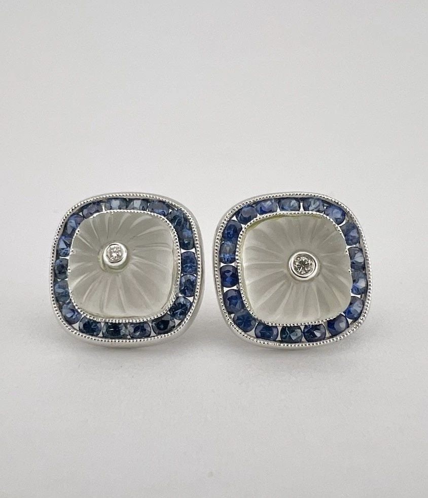 ANTIQUE 18K GOLD CARVED FROSTED ROCK CRYSTAL & DIAMOND & SAPPHIRE STUD EARRINGS: ANTIQUE 18K GOLD CARVED FROSTED ROCK CRYSTAL & DIAMOND & SAPPHIRE STUD EARRINGS Antique 18k Gold Carved Frosted Rock Crystal & Diamond & Sapphire Stud Earrings Size: 1/2" (12.25mm) Tall By 1/2" (12.25