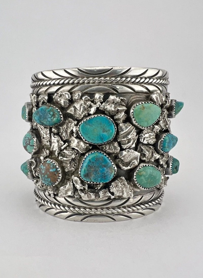 HUGE 2.5" VTG NAVAJO STERLING SILVER TURQUOISE NUGGET WIDE CUFF BRACELET 146.5G: HUGE 2.5" VTG NAVAJO STERLING SILVER TURQUOISE NUGGET WIDE CUFF BRACELET 146.5G HUGE 2.5" Vtg Navajo Sterling Silver Turquoise Nugget Wide Cuff Bracelet 146.5g Cuff is 5 3/4" tip to Tip and has an 1 1